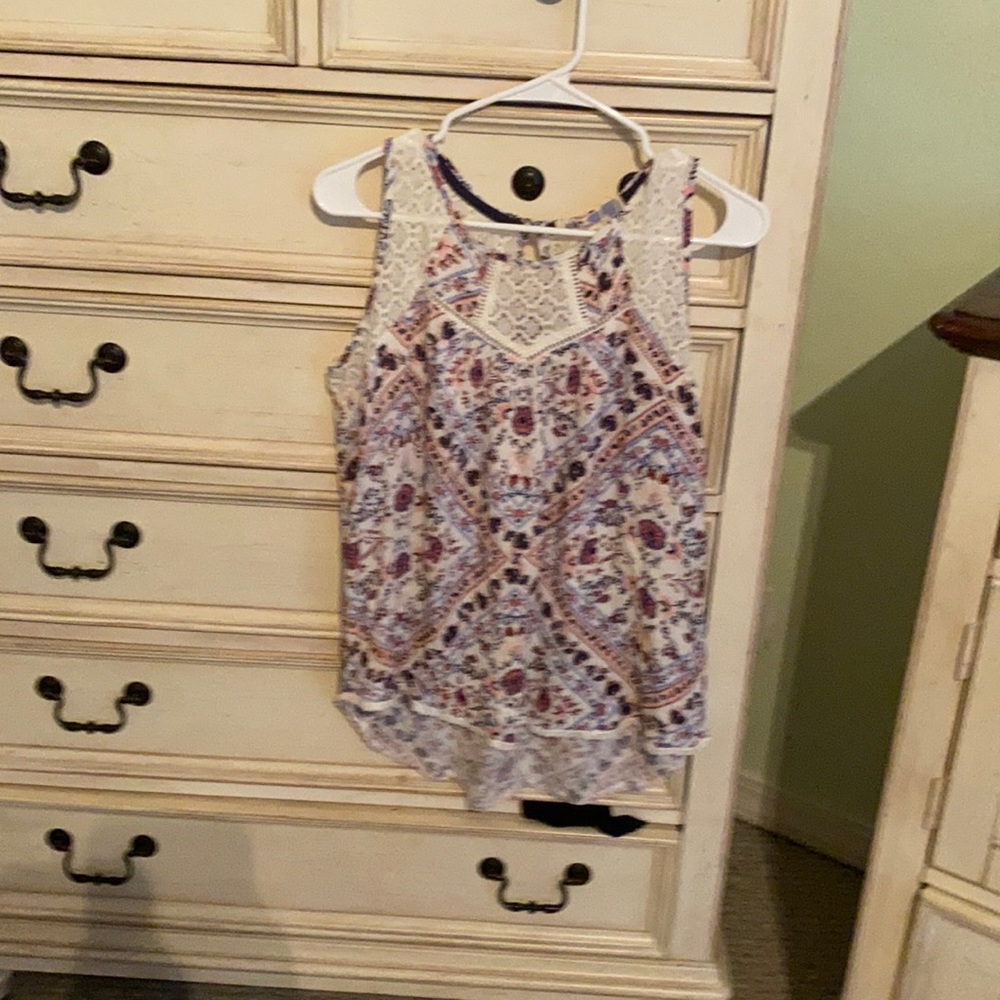 Sleeveless top with lace top button back back